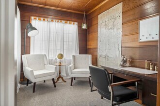 1223 E Oakland Ave in Bloomington, IL - Building Photo - Building Photo