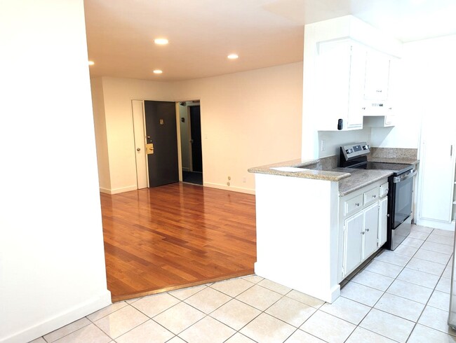 1533 Hi Point St in Los Angeles, CA - Building Photo - Building Photo