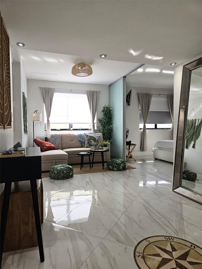 1390 Ocean Dr, Unit 502 in Miami Beach, FL - Foto de edificio - Building Photo