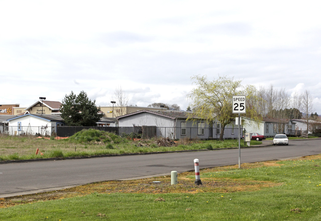 102-159 Davis St in Cornelius, OR - Building Photo