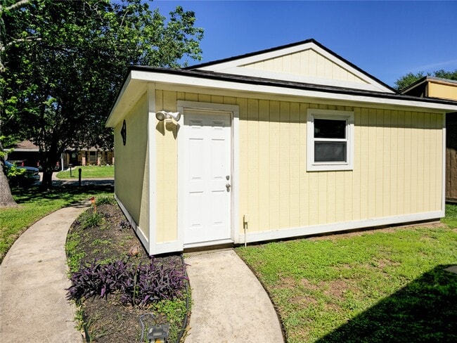 725 Illinois Ave in League City, TX - Foto de edificio - Building Photo