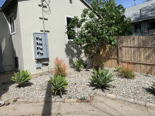 1101 Waterloo St, Unit 1105 in Los Angeles, CA - Foto de edificio - Building Photo