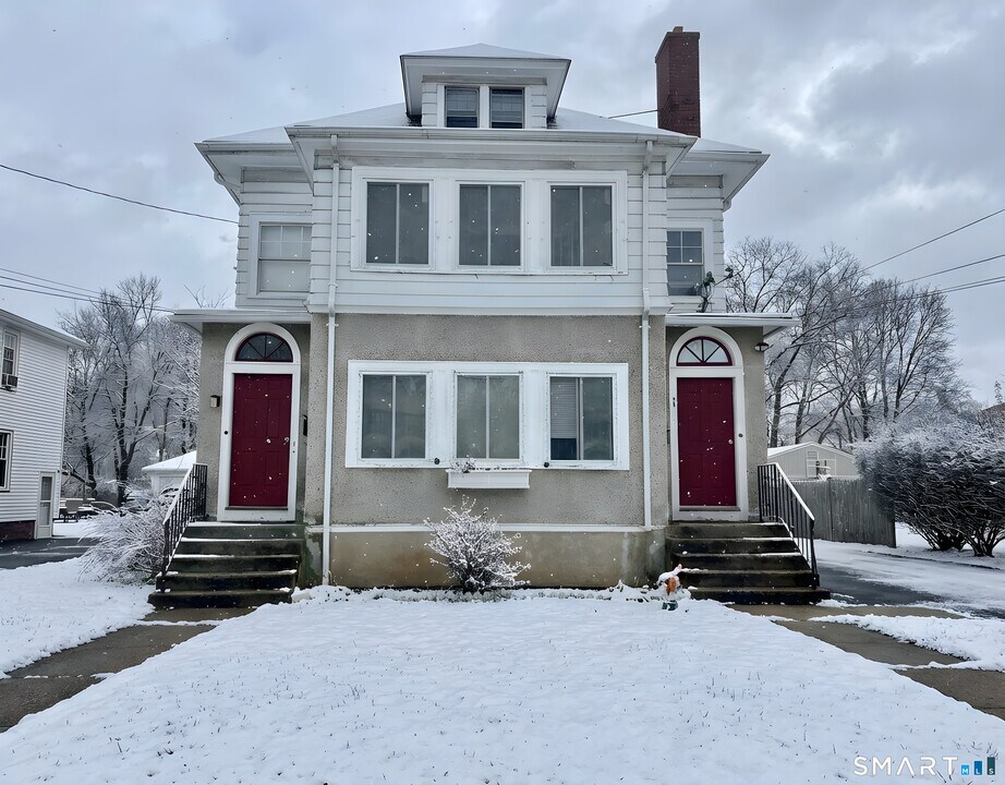 62 Quaker Ln S in West Hartford, CT - Building Photo
