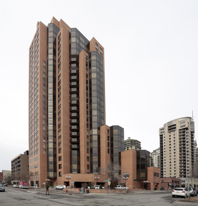 Westmount Place in Calgary, AB - Building Photo - Building Photo