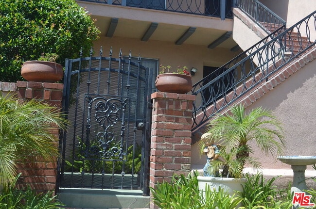 1163 S Hayworth Ave in Los Angeles, CA - Building Photo - Building Photo