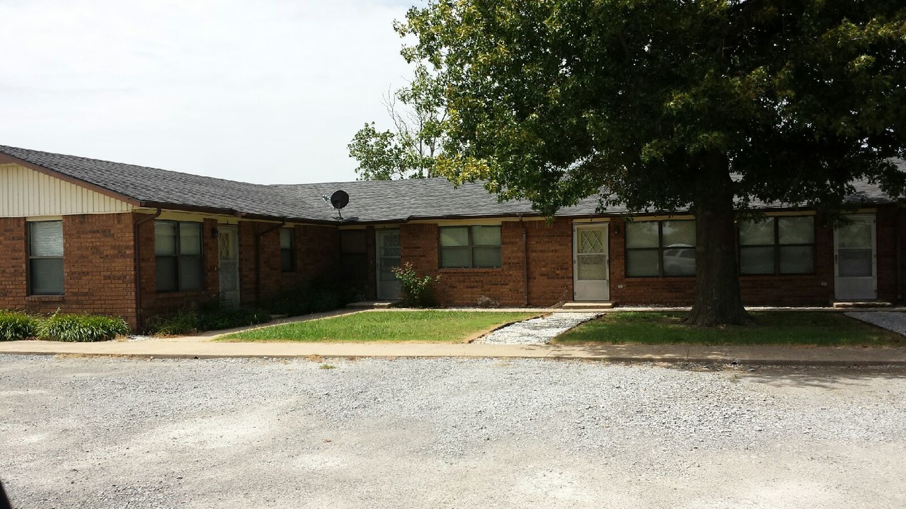 9356 S 430 Rd in Chouteau, OK - Building Photo