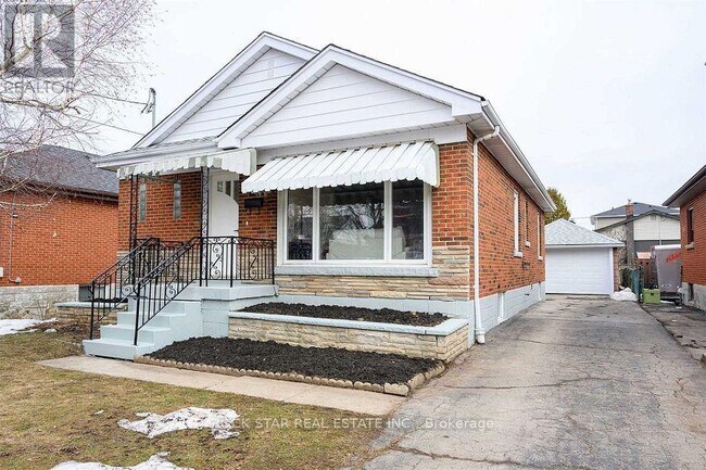 919 Brucedale Ave E in Hamilton, ON - Building Photo - Building Photo