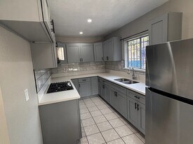 131 E 82nd Pl, Unit 1 in Los Angeles, CA - Building Photo