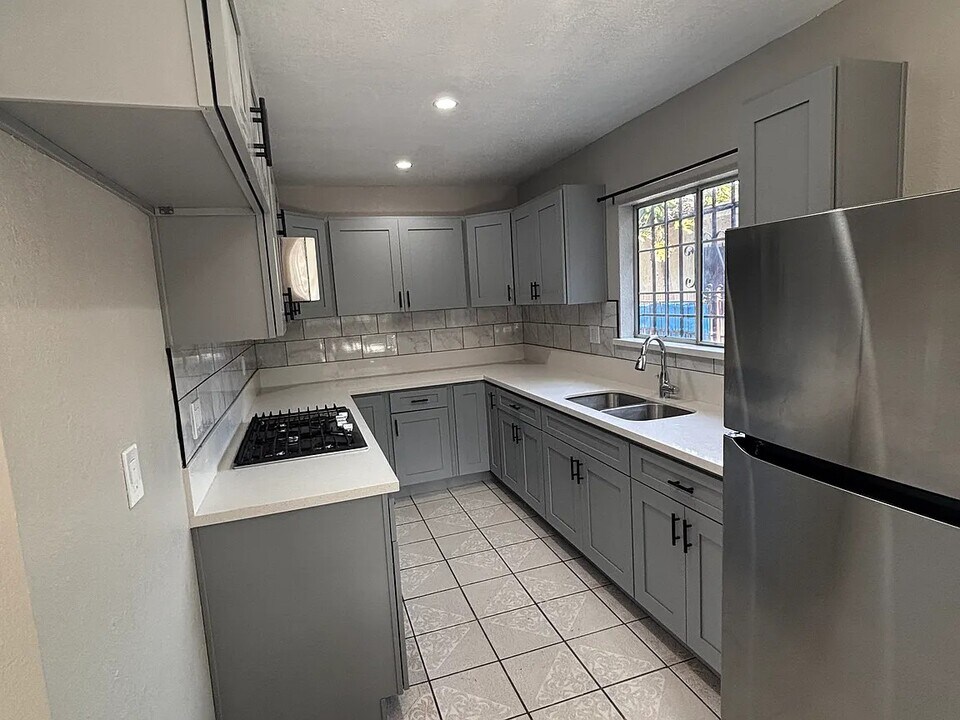 131 E 82nd Pl, Unit 1 in Los Angeles, CA - Building Photo