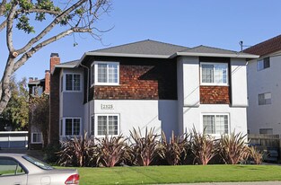 2125 Santa Clara Ave in Alameda, CA - Building Photo