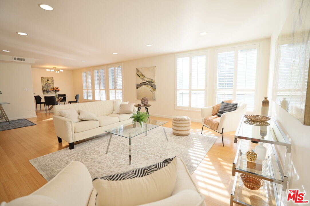 4407 Francis Ave in Los Angeles, CA - Building Photo