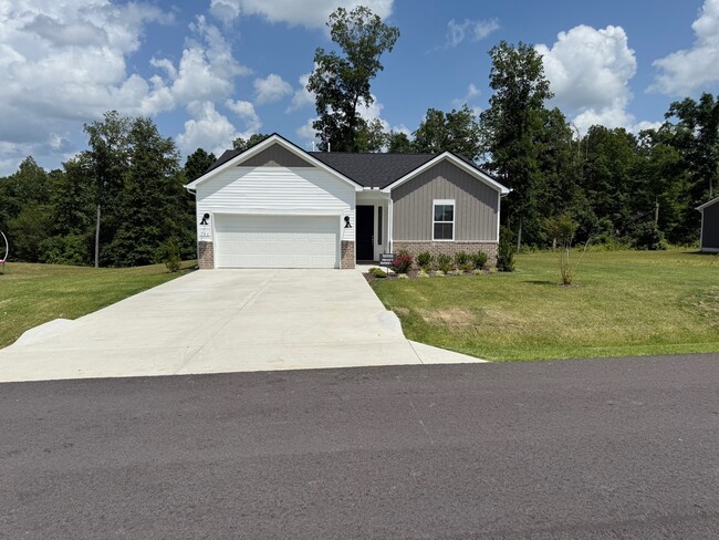 706 W Chestnut St in Dickson, TN - Building Photo - Building Photo