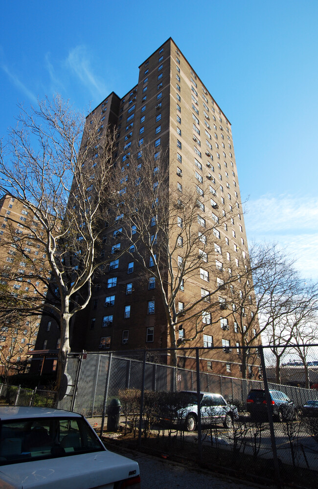 Gouverneur Gardens in New York, NY - Foto de edificio - Building Photo