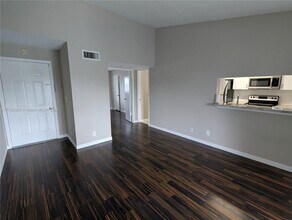 4090 N Pine Island Rd in Sunrise, FL - Building Photo - Building Photo