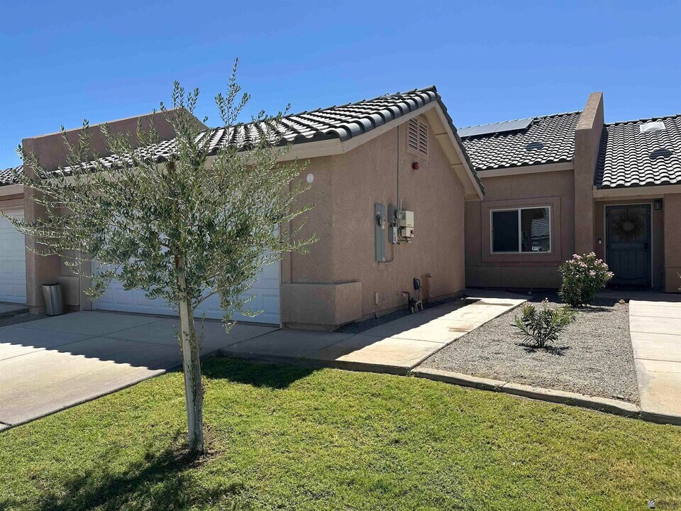 7309 E 37th Pl in Yuma, AZ - Foto de edificio