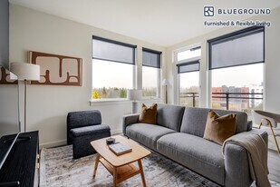 10050 NE 10th St in Bellevue, WA - Building Photo