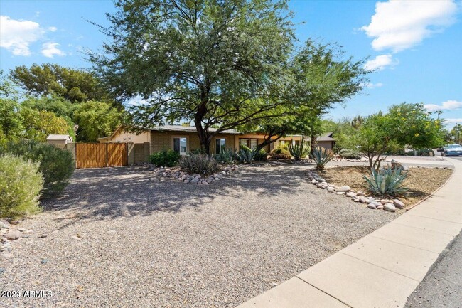 5838 E Cochise Rd in Paradise Valley, AZ - Building Photo - Building Photo