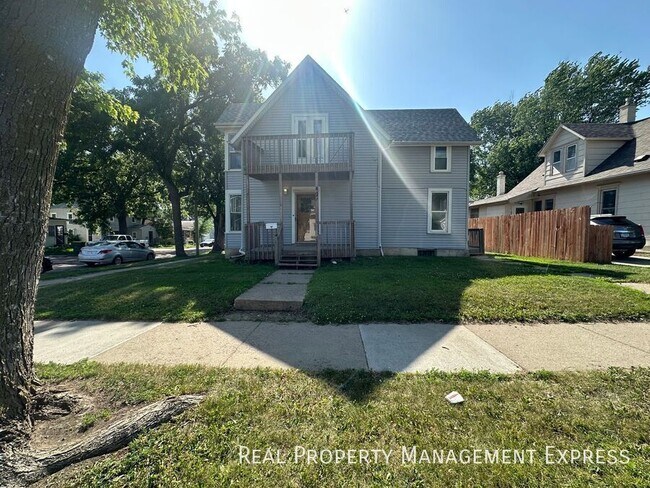 property at 427 S Prairie Ave