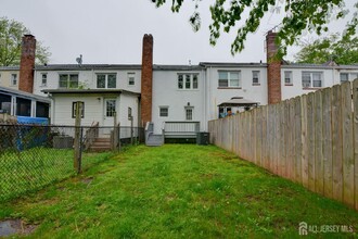 19 Roosevelt Ct in Metuchen, NJ - Building Photo - Building Photo