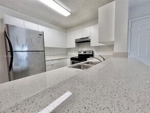 301 Palm Way in Pembroke Pines, FL - Foto de edificio - Building Photo