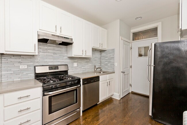 2209 W Foster Ave, Unit 3 in Chicago, IL - Building Photo - Building Photo
