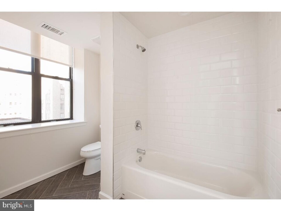 220 S 16th St in Philadelphia, PA - Building Photo
