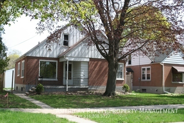 206 Garfield Ave SW in Grand Rapids, MI - Building Photo
