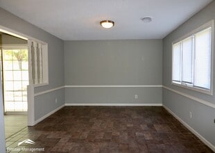 2101 Essex Square in Manhattan, KS - Building Photo - Building Photo
