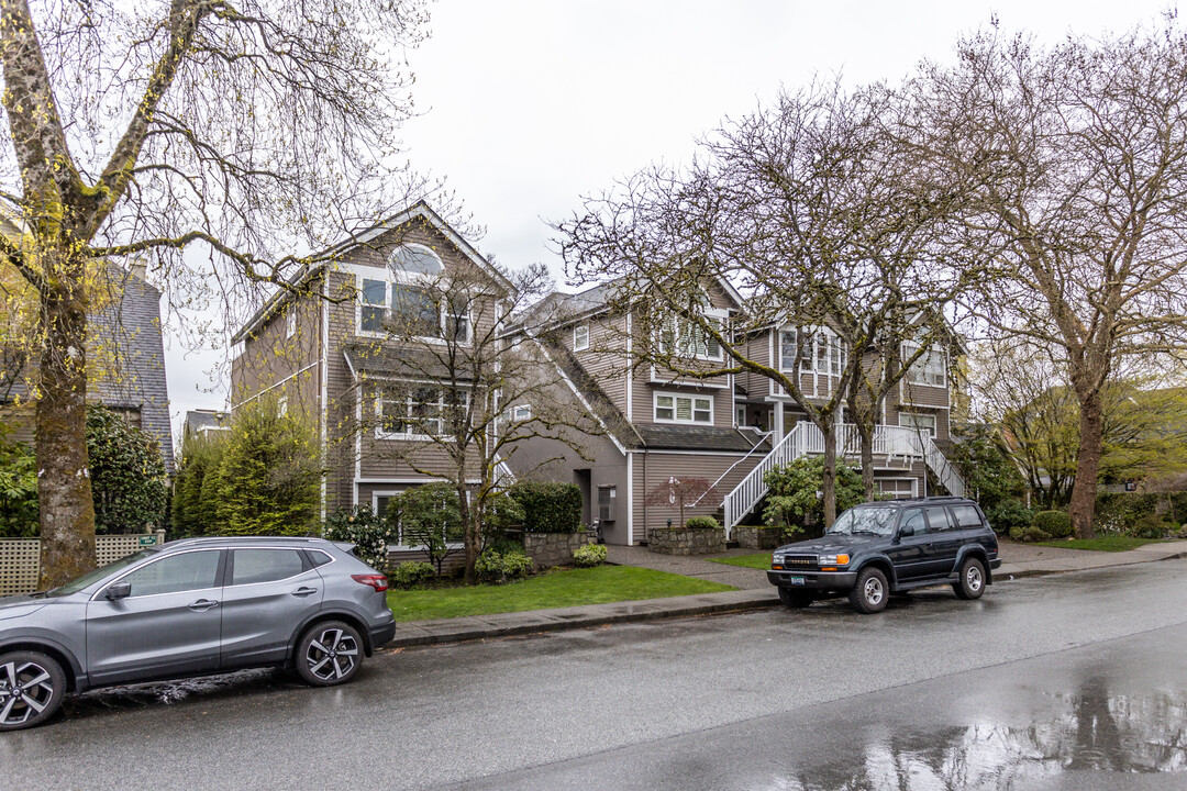 219 8th St E in North Vancouver, BC - Building Photo