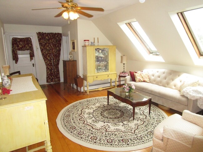 24 John St, Unit 4 in Newton, MA - Building Photo - Building Photo