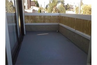 735 Redondo Ave in Long Beach, CA - Foto de edificio - Building Photo