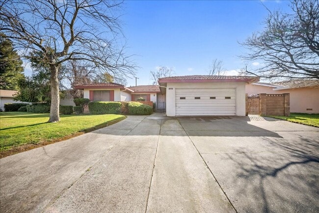 property at 2549 Notre Dame Dr