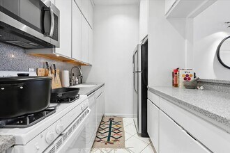 43 E 10th St in New York, NY - Building Photo - Building Photo