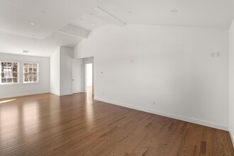 17 Main St-Unit -2 in Hopkinton, MA - Foto de edificio - Building Photo