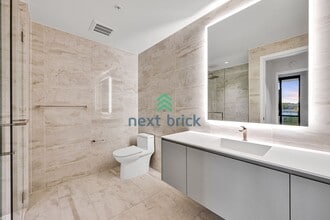 889 Avenue Sq NE in Bellevue, WA - Foto de edificio - Building Photo