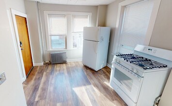 5 Elmer St, Unit 2 in Cambridge, MA - Foto de edificio - Building Photo