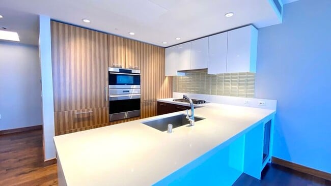 1555 Kapiolani Blvd in Honolulu, HI - Building Photo - Building Photo