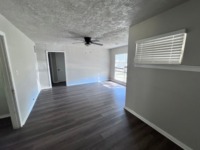 5831 Belneath St, Unit 09101AA in Houston, TX - Foto de edificio - Building Photo