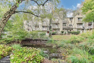 5801 Inman Park Cir, Unit 300 in Rockville, MD - Building Photo - Building Photo