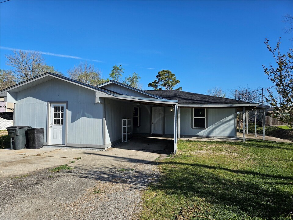 120 Antionette Ln in Crosby, TX - Building Photo
