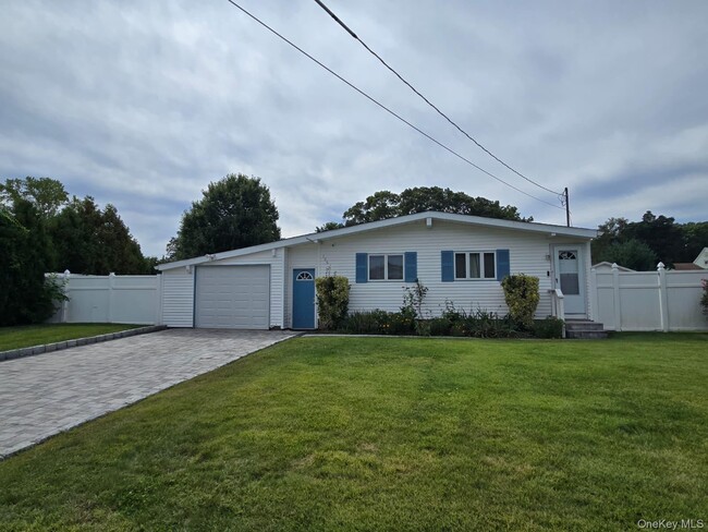 106 Days Ave in Selden, NY - Building Photo - Building Photo