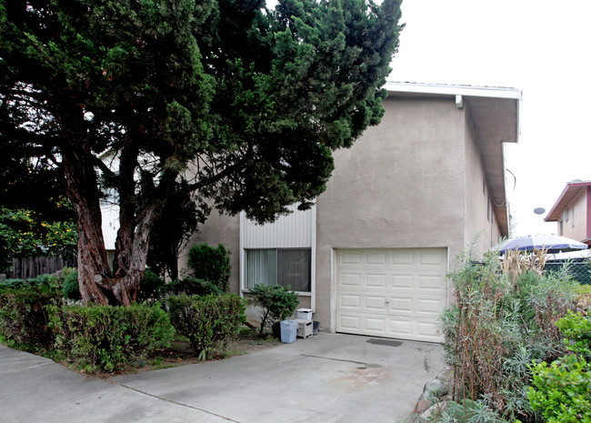 390 E Alvarado St in Pomona, CA - Foto de edificio - Building Photo