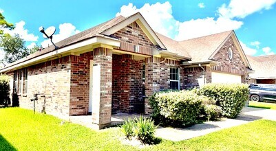 915 Curry St in Baytown, TX - Building Photo - Building Photo