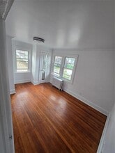 70 Rockaway Pkwy in Valley Stream, NY - Foto de edificio - Building Photo