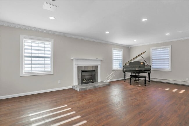 property at 32 Manchester Ln