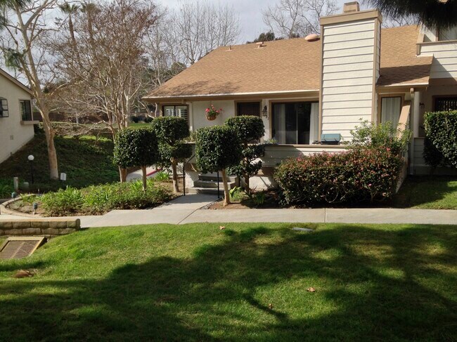 4531 Chateau Dr, Unit 411 in San Diego, CA - Foto de edificio - Building Photo