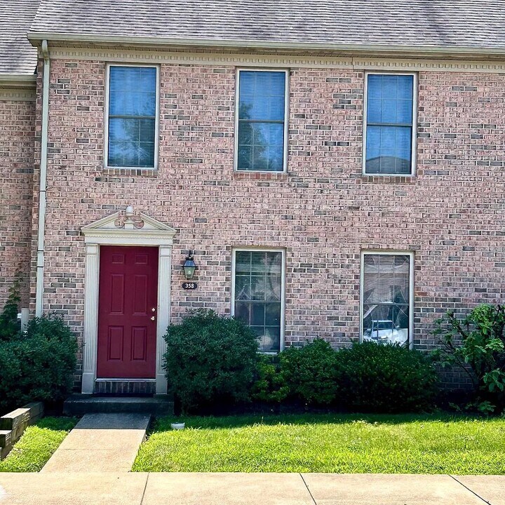 358 Stonehedge Ln in Mechanicsburg, PA - Building Photo