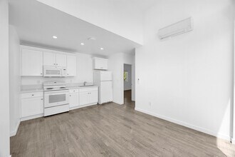 572 N Cambridge St in Orange, CA - Building Photo - Building Photo