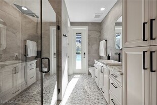 590 Carica Rd in Naples, FL - Building Photo