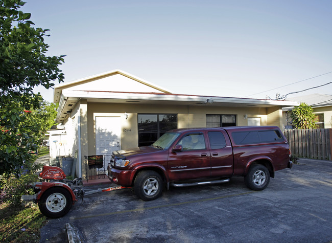 1044 SW 66th Ave in Miami, FL - Foto de edificio - Building Photo